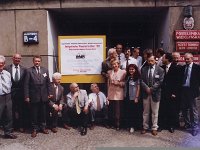 GrzesikCzesc2 html m49ce7645  Przed starym budynkiem Instytutu I-24 w czerwcu 1999 r. Pierwszy od lewej - dr DembiÅski, czwarty od lewej- prof. H. Å»ebrowski, pierwszy od prawej- dr Szubert, przy tablicy po prawej-dr. B. CiaÅkowska